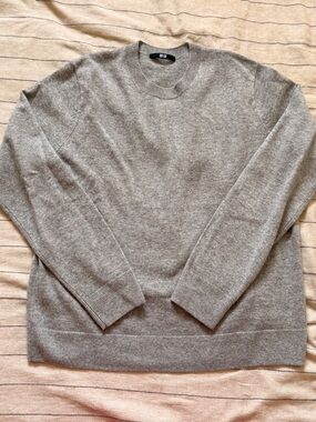 UNIQLO Cashmere  Sweater in Light Gray